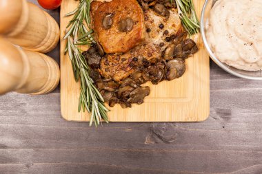 Izgara domuz eti ve mantar kekik yanındaki üstten görünüm üzerinde ve