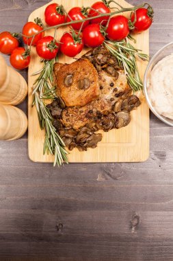 Izgara domuz eti ve mantar kekik yanındaki üstten görünüm üzerinde ve