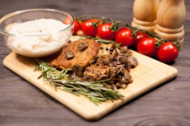 Izgara domuz biftek, mantar domates ve bir plaka ile b