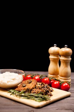 Izgara domuz biftek, mantar domates ve bir plaka ile b