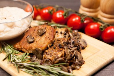 Izgara domuz biftek, mantar domates ve bir plaka ile b