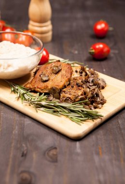 Izgara domuz biftek, mantar domates ve bir plaka ile b