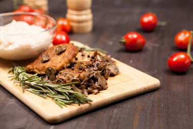 Izgara domuz biftek, mantar domates ve bir plaka ile b