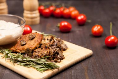 Izgara domuz biftek, mantar domates ve bir plaka ile b