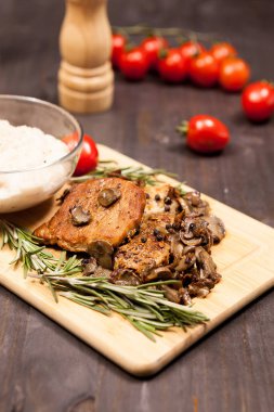 Izgara domuz biftek, mantar domates ve bir plaka ile b