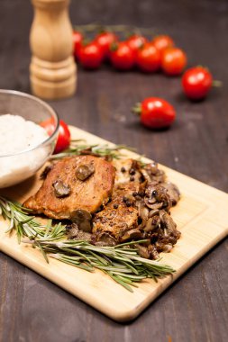 Izgara domuz biftek, mantar domates ve bir plaka ile b