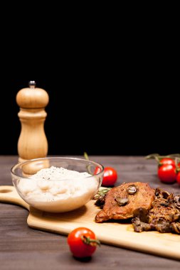 Izgara domuz biftek, mantar domates ve bir plaka ile b