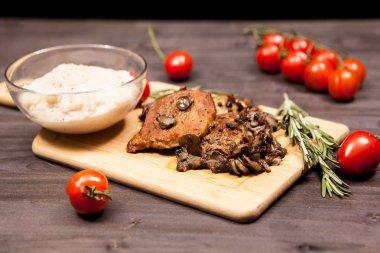 Izgara domuz biftek, mantar domates ve bir plaka ile b