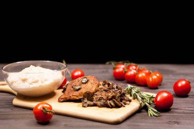 Izgara domuz biftek, mantar domates ve bir plaka ile b