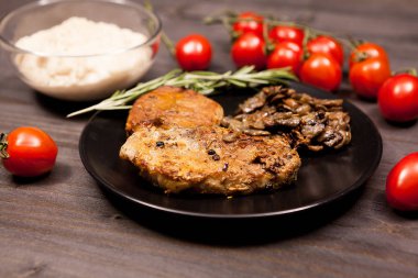 Domuz eti biftek ızgara mantar, siyah plaka kekik kiraz