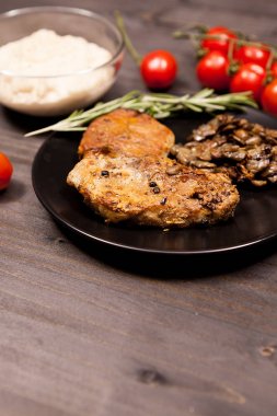 Domuz eti biftek ızgara mantar, siyah plaka kekik kiraz