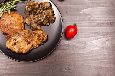 Domuz eti biftek ızgara mantar, siyah plaka kekik kiraz