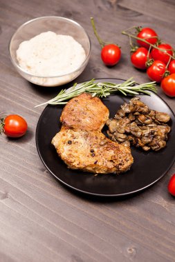 Domuz eti biftek ızgara mantar, siyah plaka kekik kiraz