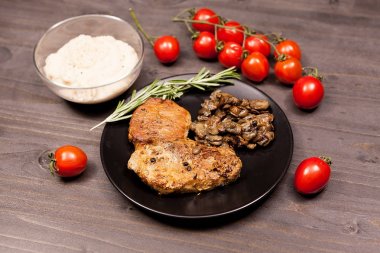 Domuz eti biftek ızgara mantar, siyah plaka kekik kiraz