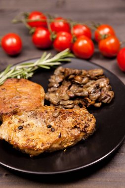 Domuz eti biftek ızgara mantar, siyah plaka kekik kiraz