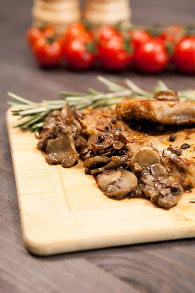 Görüntü üzerinde domuz biftek ahşap tahta üzerinde kapatın