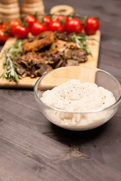 Sağlıklı ve lezzetli domuz biftek ahşap tahta üzerinde ahşap tahta üzerinde