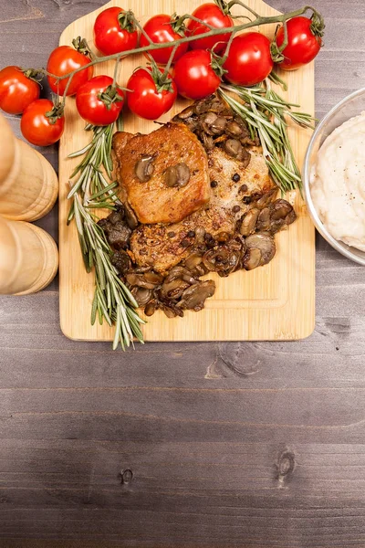 Izgara domuz eti ve mantar kekik yanındaki üstten görünüm üzerinde ve