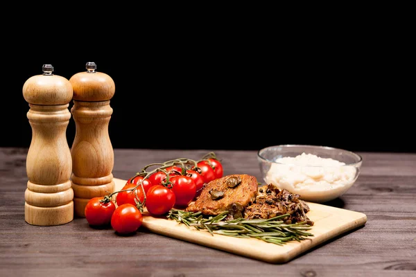 Carne de cerdo sana y deliciosa sobre tabla de madera —  Fotos de Stock