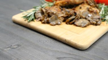 Izgara mantar etli taze pişmiş domuz pirzolası