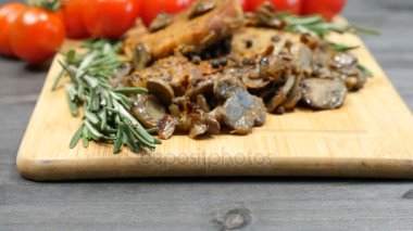 Izgara mantar etli taze pişmiş domuz pirzolası