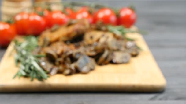신선한 요리 돼지고기 구운된 버섯과 고기 볶음 — 비디오