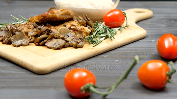 Izgara mantar, fasulye makarna ve domates ile Dolly atış domuz pirzolası — Stok video