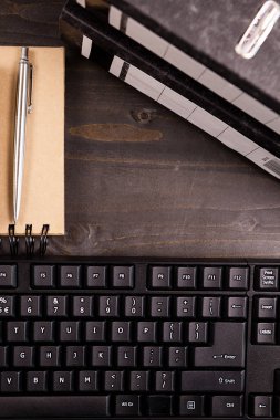 Bir yığın klasörlerin yanındaki vintage notebook üstten görünüm