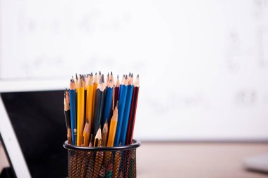 Kalemler bulanık beyaz tahta üzerinde kapat