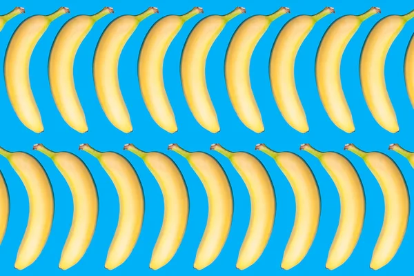 Banane proaspete galbene pe fundal albastru viu — Fotografie, imagine de stoc