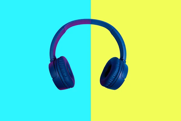 Ovanifrån på trådlösa hörlurar på levande färgbakgrund — Stockfoto