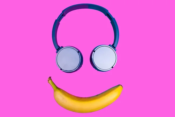 Popart platte concept van banaan en koptelefoon op levendige gekleurde b — Stockfoto