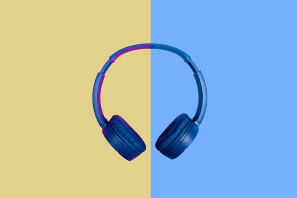 Ovanifrån på trådlösa hörlurar på levande färgbakgrund — Stockfoto