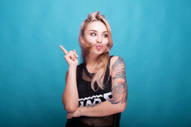 Sarışın genç kadın saç bıyıklı