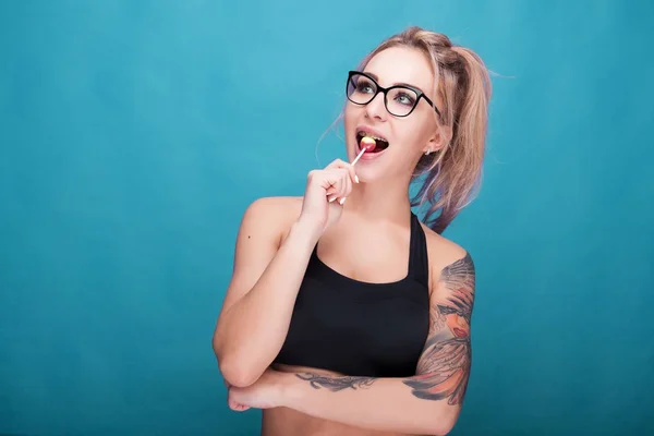 Sexy donna bionda con un lecca-lecca in bocca — Foto Stock