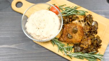 Izgara domuz pirzola, mantar ve fasulye makarna ahşap tahta üzerinde