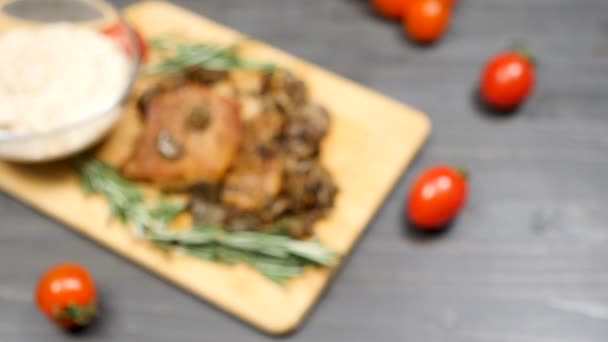 Vers gekookte pork chops vlees met gegrilde champignons — Stockvideo