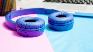 Paralaks dolly kapatmak mavi wirelled kulaklık görüntüleri