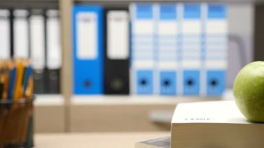 Dolly görüntüleri izleme yeşil elma, renkli kalemler ve kağıt defter üzerinde odak