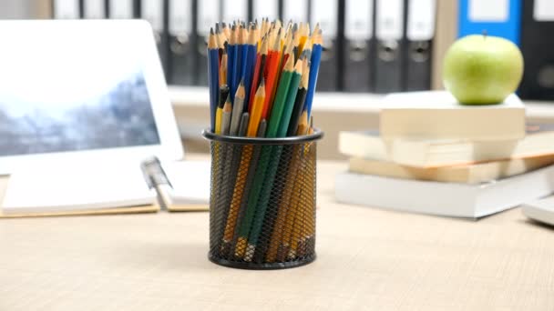 Imágenes de tipo muñeca paralaje en lápices de colores en un escritorio — Vídeo de stock