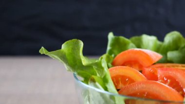 Ağır çekim dolly üzerine dilimlenmiş domates salatası kase tuzlu