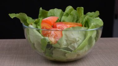 ahşap tahta üzerinde yeşil salata lefs, soğan ve beyaz peynirli domates salatası