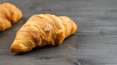 Eski ahşap bir parça lezzetli ay çöreği