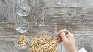 Şef el doğal Yoğurtlu müsli hazırlanıyor Üstten Görünüm