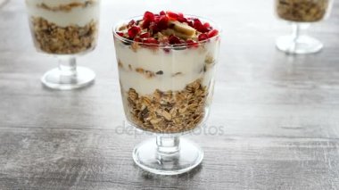 Dolly paralaks görünümü üzerinde doğal yoğurt ve nar ile lezzetli ev yapımı müsli