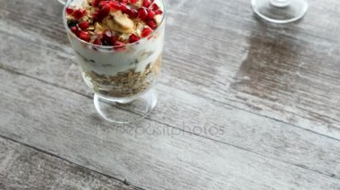 Üstten Görünüm dolly paralaks lezzetli ev yapımı müsli doğal yoğurt ve nar ile atış
