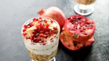 Üstten Görünüm dolly lezzetli ev yapımı müsli doğal yoğurt ve nar ile atış