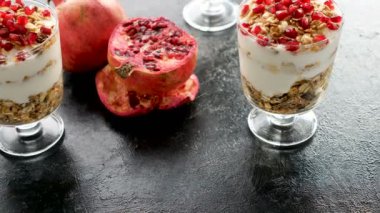 Üstten Görünüm dolly lezzetli ev yapımı müsli doğal yoğurt ve nar ile atış