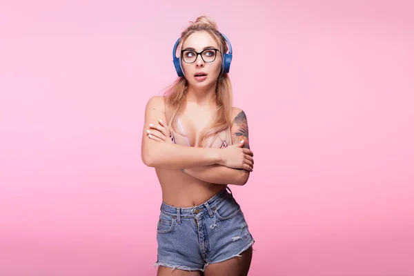 Hot sexy blonde woman with headphones on listening to music — Stock Photo, Image