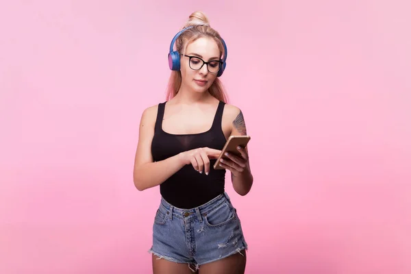 Donna calda che ascolta musica con uno smartphone in mano — Foto Stock